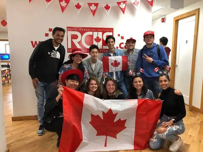 加拿大语言学校怎么选？温哥华vs 多伦多，该去哪里比较好？