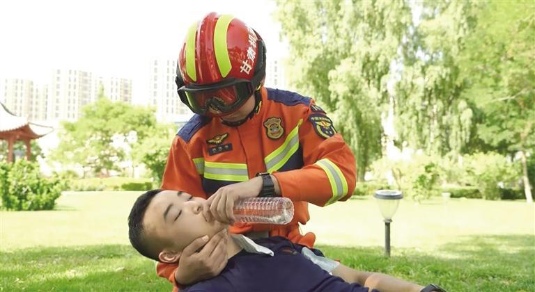 【高温预警】2025美国热射病防治全攻略：症状识别、急救指南与科学预防