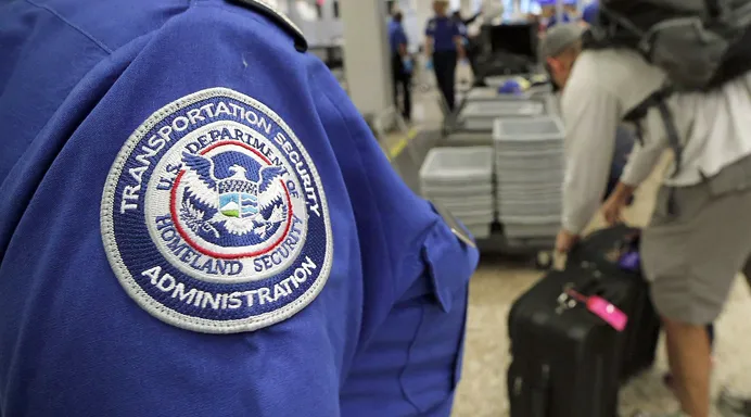 美国机场安检最新规定：这3类物品禁止托运，而这些“奇葩”物品竟能随身带上飞机！