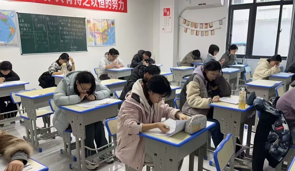 揭露“保录取”骗局：高中女教师牵线，家长被骗130余万元，法院判决全额返还