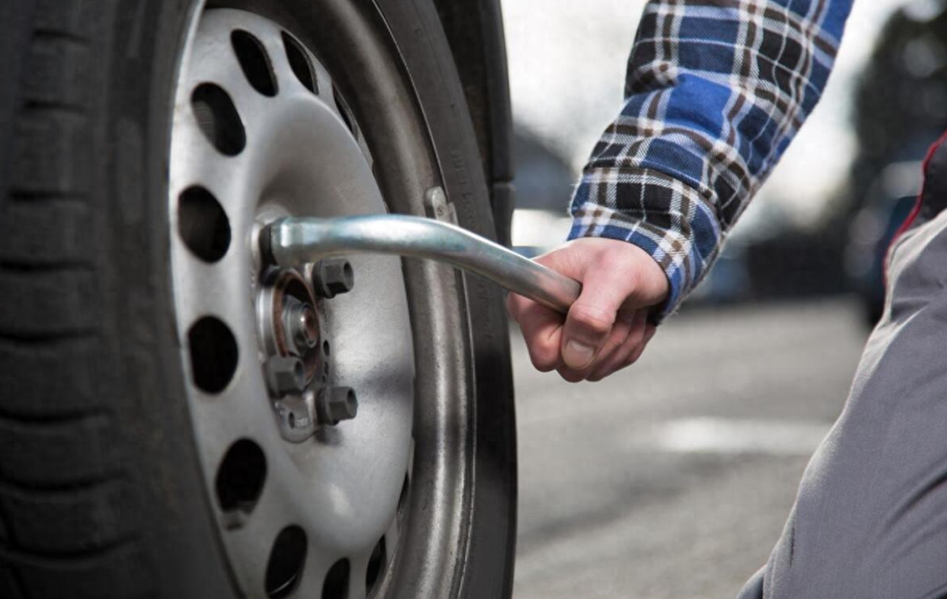 在北美如何换轮胎？一项每个司机都该掌握的基本生存技能