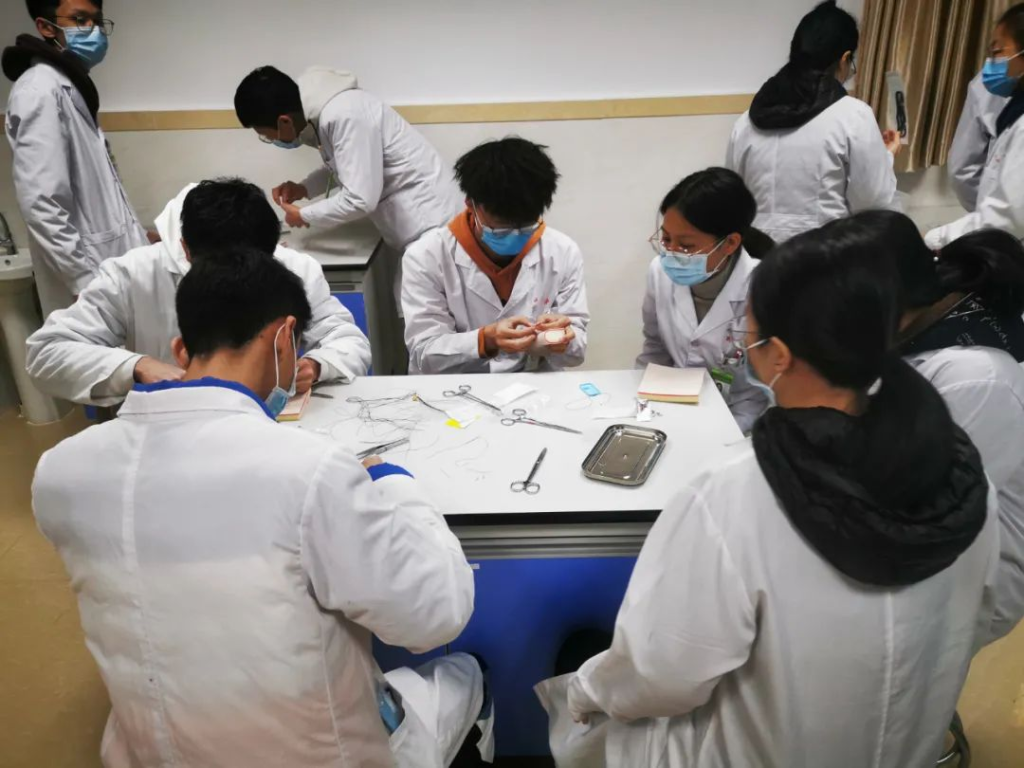中西医结合医师职业资格证书:北京职业技能鉴定中心颁发,中医与现代健康背景提升 9 image 433