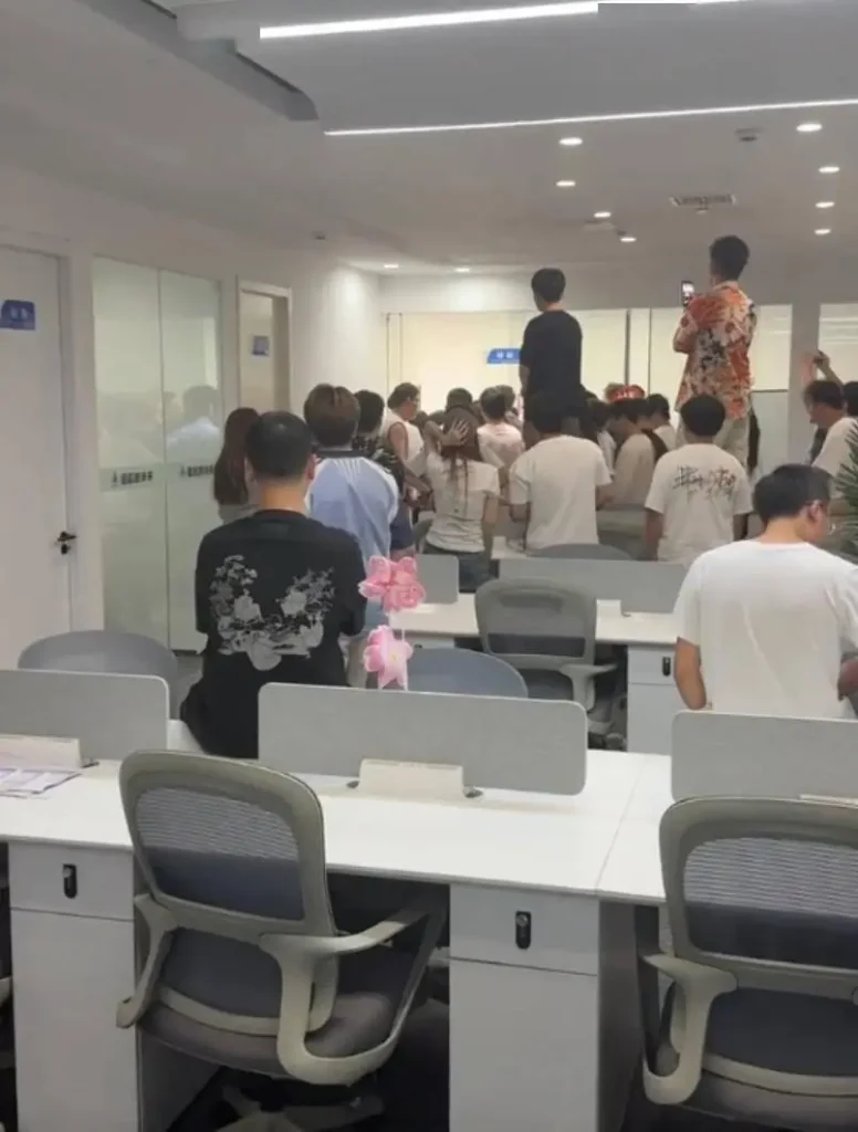 武汉“学程思远”风波:约120名员工突然失去办公权限、数百家长申请退费,“985海归教授”体系38万元保研服务也卷入争议 5 8ec859eb3bcf411eaacbdcba10fc1568