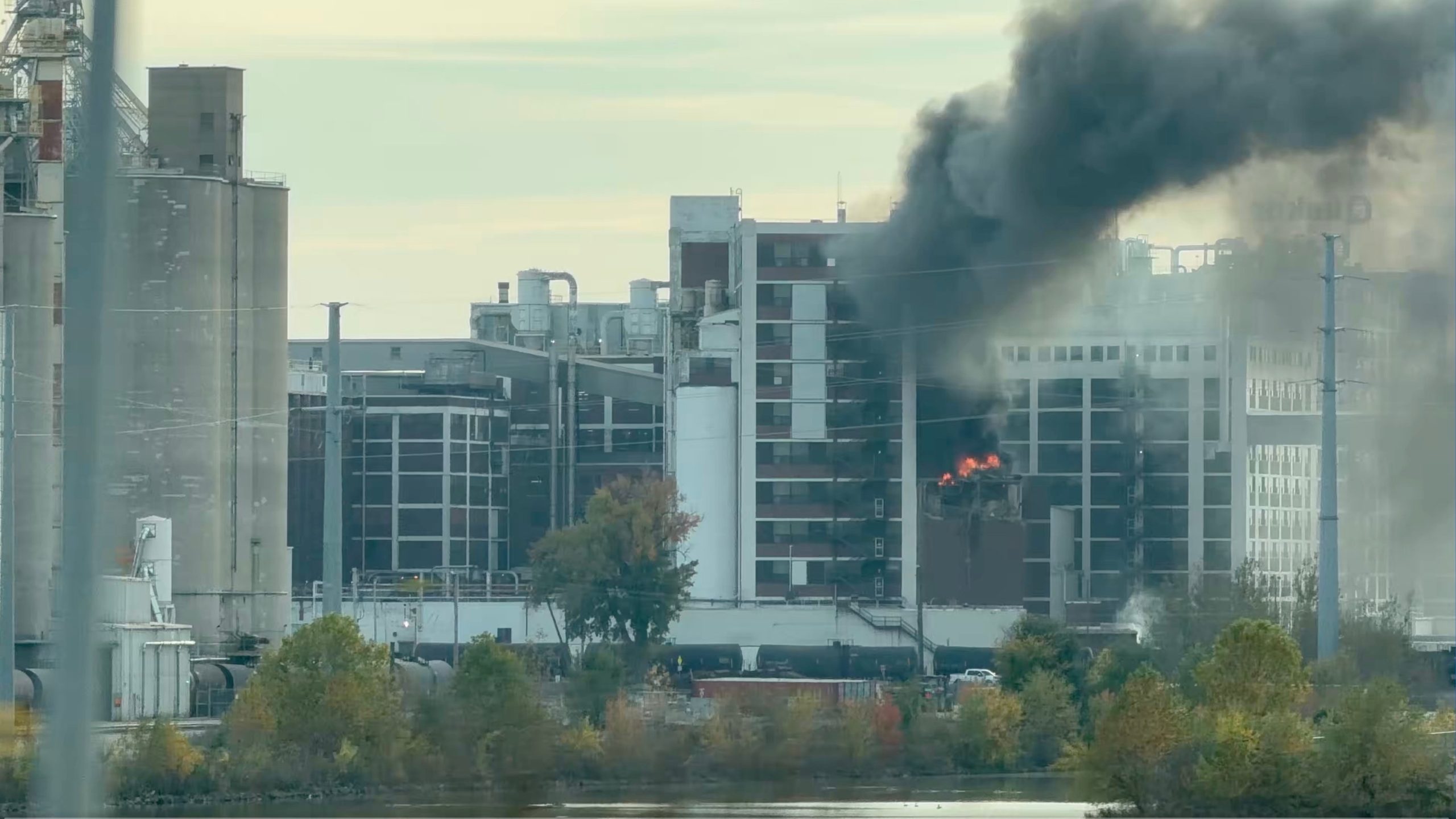 爱荷华州Quaker Oats工厂爆炸起火:黑烟笼罩市区,世界最大燕麦加工厂无人受伤 5 爱荷华州Quaker Oats工厂爆炸起火:黑烟笼罩市区,世界最大燕麦加工厂无人受伤