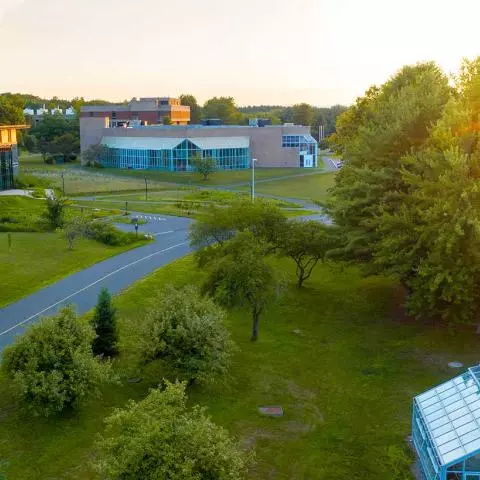 美国知名文理学院Hampshire College宣布关闭:招生危机与财务压力击穿小型私立大学 11 美国知名文理学院Hampshire College宣布关闭:招生危机与财务压力击穿小型私立大学