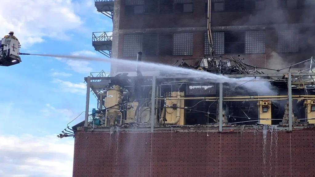 爱荷华州Quaker Oats工厂爆炸起火:黑烟笼罩市区,世界最大燕麦加工厂无人受伤 2 爱荷华
