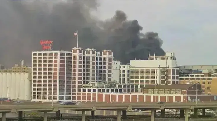 爱荷华州Quaker Oats工厂爆炸起火:黑烟笼罩市区,世界最大燕麦加工厂无人受伤 3