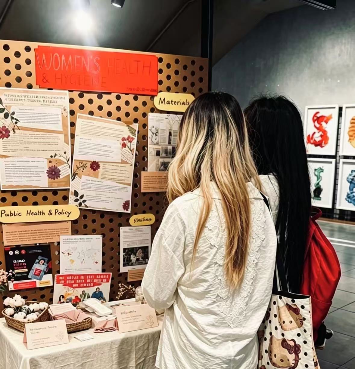 观众在女性健康与卫生主题展板前阅读资料