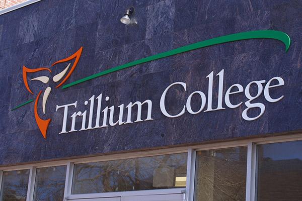 加拿大Trillium College突然暂停全部教学：学生资助被冻结，五地校区学生陷入等待